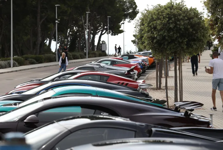 Najskuplja karavana luksuznih vozila stigla je u &Scaron;ibenik, pod budnim okom za&scaron;titara koji ne daju ni makac bliže