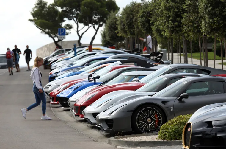 Najskuplja karavana luksuznih vozila stigla je u &Scaron;ibenik, pod budnim okom za&scaron;titara koji ne daju ni makac bliže