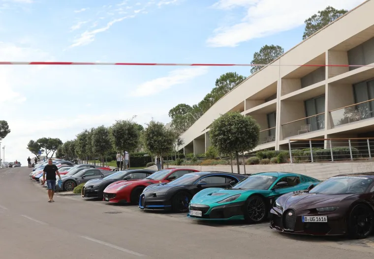 Najskuplja karavana luksuznih vozila stigla je u &Scaron;ibenik, pod budnim okom za&scaron;titara koji ne daju ni makac bliže