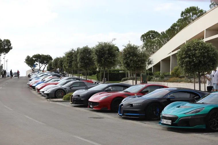 Najskuplja karavana luksuznih vozila stigla je u &Scaron;ibenik, pod budnim okom za&scaron;titara koji ne daju ni makac bliže