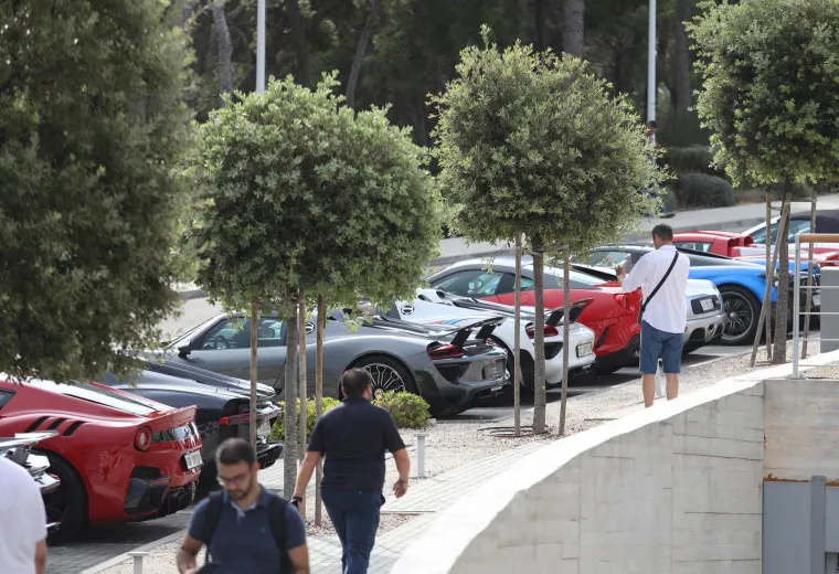 Najskuplja karavana luksuznih vozila stigla je u &Scaron;ibenik, pod budnim okom za&scaron;titara koji ne daju ni makac bliže
