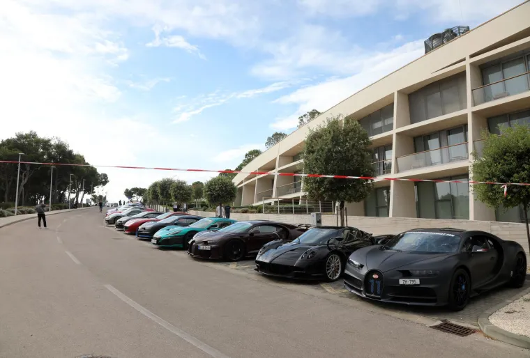 Najskuplja karavana luksuznih vozila stigla je u &Scaron;ibenik, pod budnim okom za&scaron;titara koji ne daju ni makac bliže