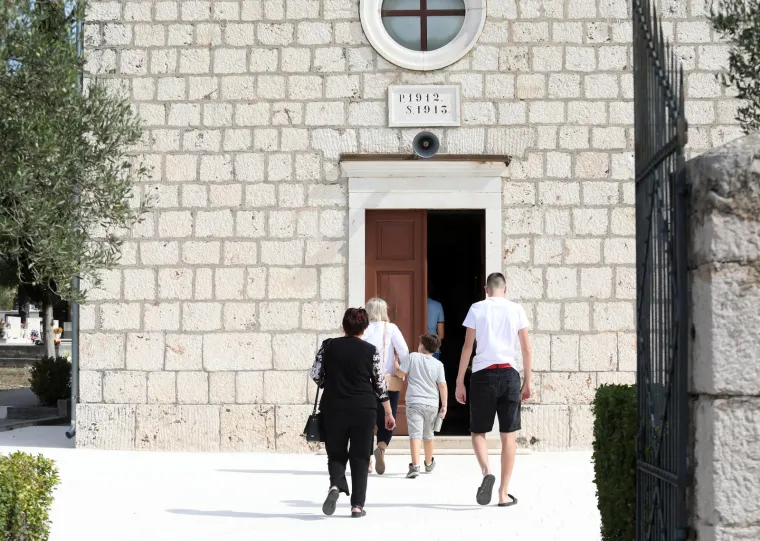 Škugori imaju rezerviranu prvu klupu u crkvi, no danas je ostala prazna: Čini se da strahuju od medija