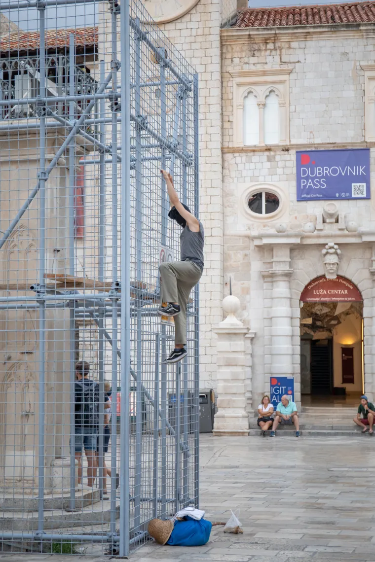 Pogledajte 'performans' nepoznatog muškarca u Dubrovniku. Pola sata stajao na ogradi Orlandovog stupa