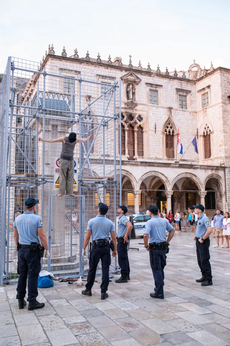 Pogledajte 'performans' nepoznatog muškarca u Dubrovniku. Pola sata stajao na ogradi Orlandovog stupa