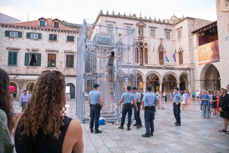 Pogledajte 'performans' nepoznatog muškarca u Dubrovniku. Pola sata stajao na ogradi Orlandovog stupa