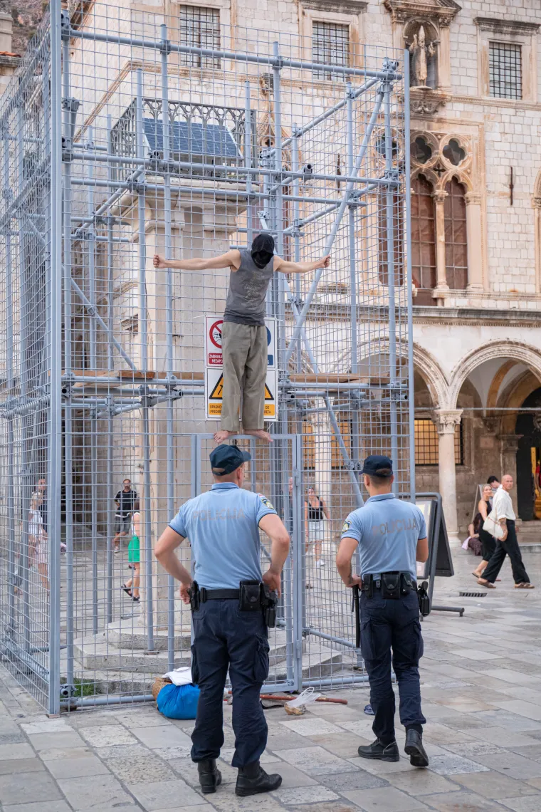 Pogledajte 'performans' nepoznatog muškarca u Dubrovniku. Pola sata stajao na ogradi Orlandovog stupa
