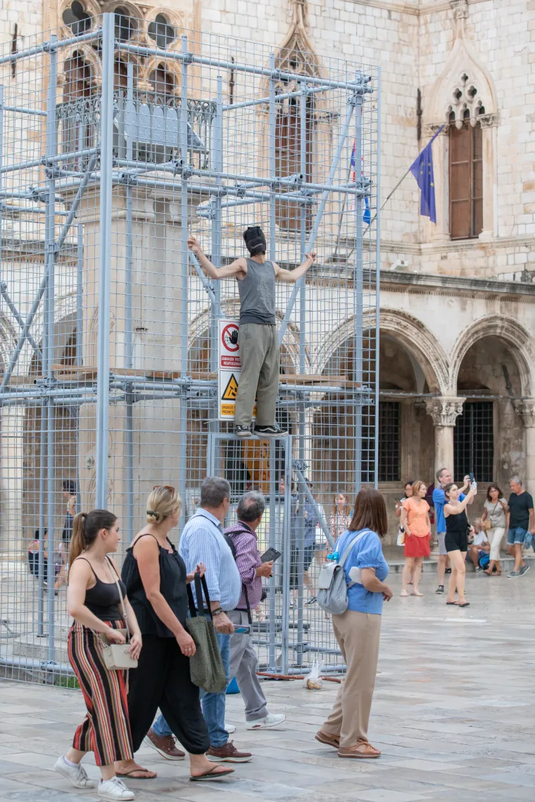 Pogledajte 'performans' nepoznatog muškarca u Dubrovniku. Pola sata stajao na ogradi Orlandovog stupa