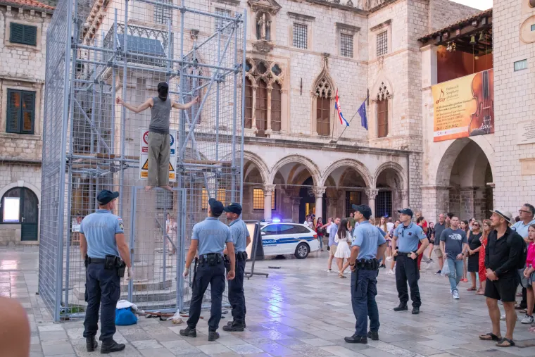 Pogledajte 'performans' nepoznatog muškarca u Dubrovniku. Pola sata stajao na ogradi Orlandovog stupa