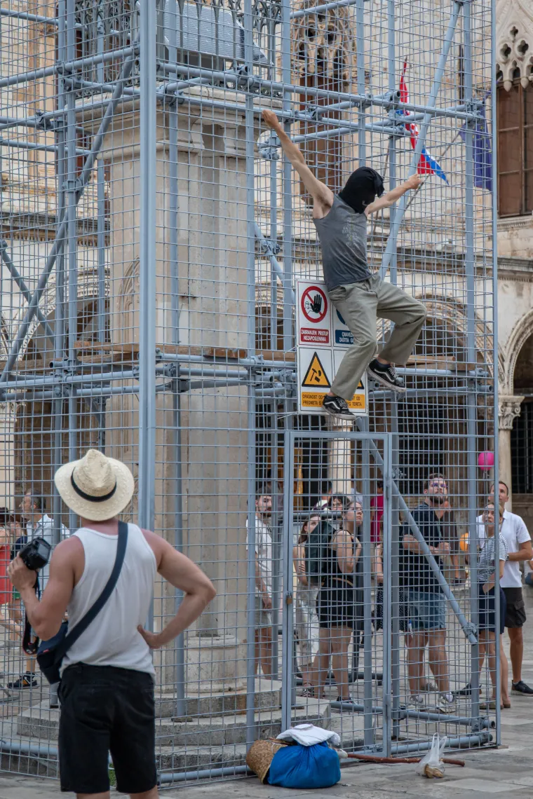 Pogledajte 'performans' nepoznatog muškarca u Dubrovniku. Pola sata stajao na ogradi Orlandovog stupa