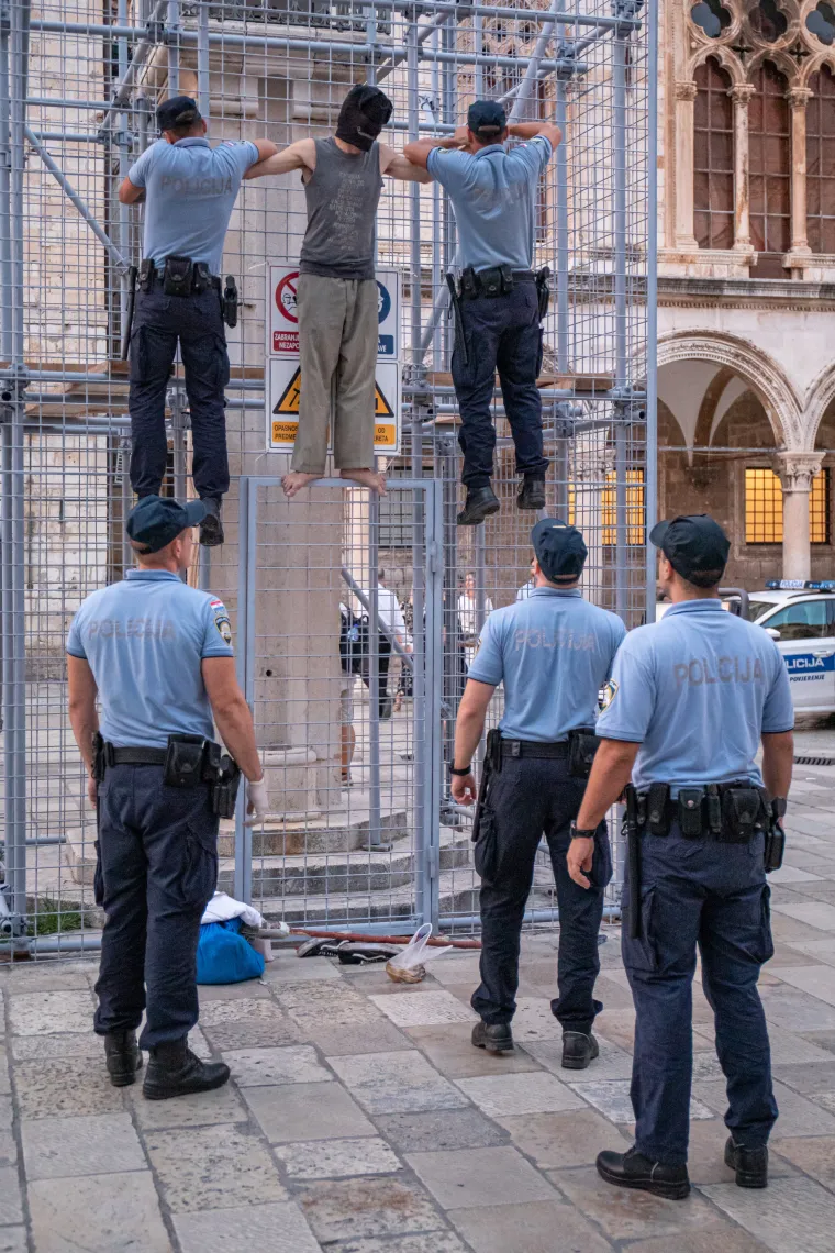 Pogledajte 'performans' nepoznatog muškarca u Dubrovniku. Pola sata stajao na ogradi Orlandovog stupa
