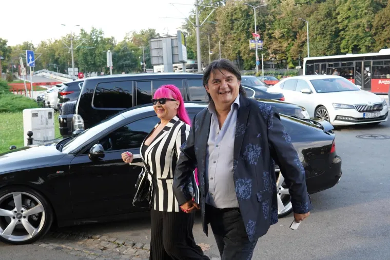 Udala se kći popularne folkerice, ali svi pričaju o Karleu&scaron;i: Pojavila se u prozirnoj haljini i s mlađahnim frajerom!