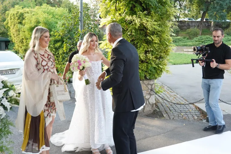 Udala se kći popularne folkerice, ali svi pričaju o Karleu&scaron;i: Pojavila se u prozirnoj haljini i s mlađahnim frajerom!