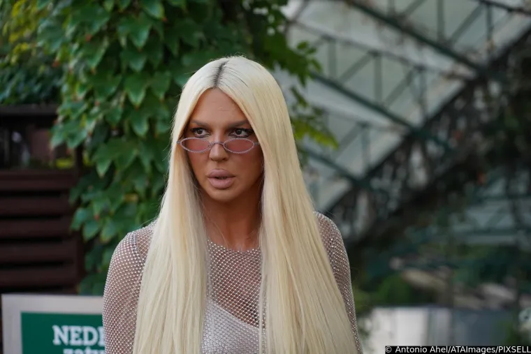 Udala se kći popularne folkerice, ali svi pričaju o Karleu&scaron;i: Pojavila se u prozirnoj haljini i s mlađahnim frajerom!