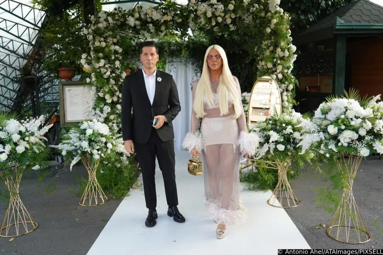 Udala se kći popularne folkerice, ali svi pričaju o Karleu&scaron;i: Pojavila se u prozirnoj haljini i s mlađahnim frajerom!