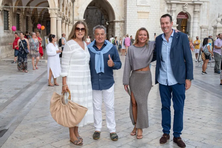 Slavica Ecclestone prošetala Stradunom u zanimljivom društvancu: Grlila je legendarnog vozača Formule 1