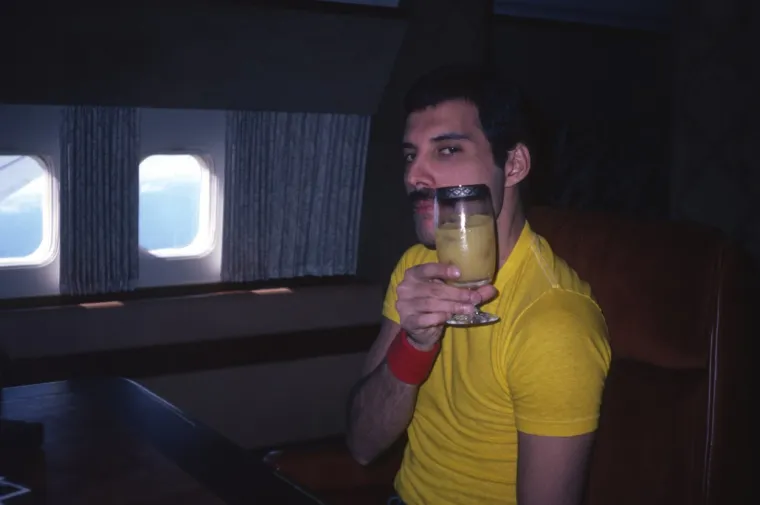 Freddie Mercury je u životu imao mnogo žena. One nisu bile samo njegove kolegice s estrade s kojima je surađivao, već i ljubavnice. Unatoč tome, Freddieja su uvijek slavili kao gej frontmena, dok su drugi vjerovali da je bio biseksualac. Naime, pjevač je stan dijelio s Barbarom Valentin, glumicom koja je također glumila u jednom njihovu spotu. Jedina žena za koju se vjeruje da je imala vrlo blizak odnos s Freddiejem bila je Mary Austin. Upoznali su se 1969. i zamalo vjenčali, iako njihova veza nije uspjela, Freddie joj je ostavio polovicu svog imanja, honorare i svoj dom u Kensingtonu.