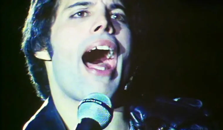 Freddie Mercury rođen je s četiri zuba više u stražnjem dijelu usta, što je uzrokovalo njegov prepoznatljiv zubati smiješak. Tijekom odrastanja dobio je nadimak Bucky. Međutim, nikada nije dao popraviti zube jer se bojao da će mu to smetati pri pjevanju te da će mu promijeniti vokal. 