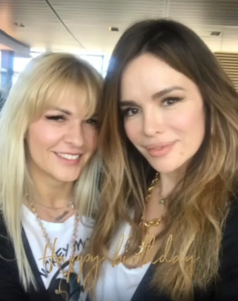 "I&scaron;le smo zajedno u &scaron;kolu, na bini smo 17 godina. Nedavno je usred pjesme oti&scaron;la ne&scaron;to do bubnjara, nisam je vidjela... Imala sam osjećaj da mi nema lijeve ruke... Prepala sam se... Ružice moja, sretan ti rođendan i da dalje slavimo pjevajući... I da si mi uvijek s lijeve strane... Volim te", poručila joj je 2017. godine.

