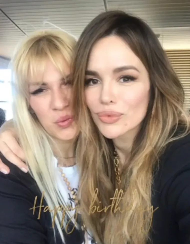 Osim &scaron;to je Severinin prateći vokal, Alenka je po struci magistra glazbene umjetnosti i kulture te već tri desetljeća radi kao profesorica u glazbenoj &scaron;koli u Imotskom, a neko vrijeme je predavala i na Glazbenoj akademiji u Mostaru.

