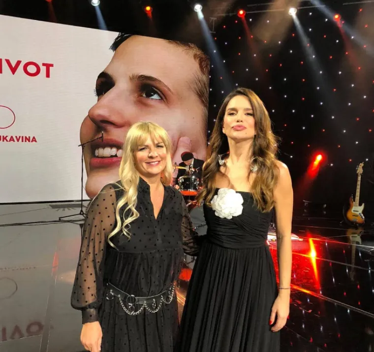 "Druženje s klavirom počela sam u drugoj godini života. Dok su druga djeca jo&scaron; uvježbavala korake, ja sam ponavljala skladbe na na&scaron;em klaviru, koje bi svirala sedam godina starija sestra. I otac i majka, i cijela očeva obitelj bila je u glazbi, svi su znali svirati gitaru. Otac je i&scaron;ao u glazbenu &scaron;kolu, svirao trombon, a majka divno pjeva. Sestra je i&scaron;la kod časnih sestara u glazbenu &scaron;kolu, pa sam i ja bila vrlo zainteresirana za klavir", priznala je jednom prilikom Alenka.  