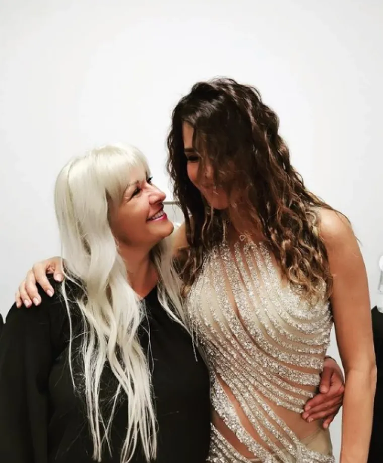 Milano je u Glazbenoj &scaron;koli u Imotskom počela raditi 1987., a istovremeno je pjevala u bendovima "Hod" i "Duga". 