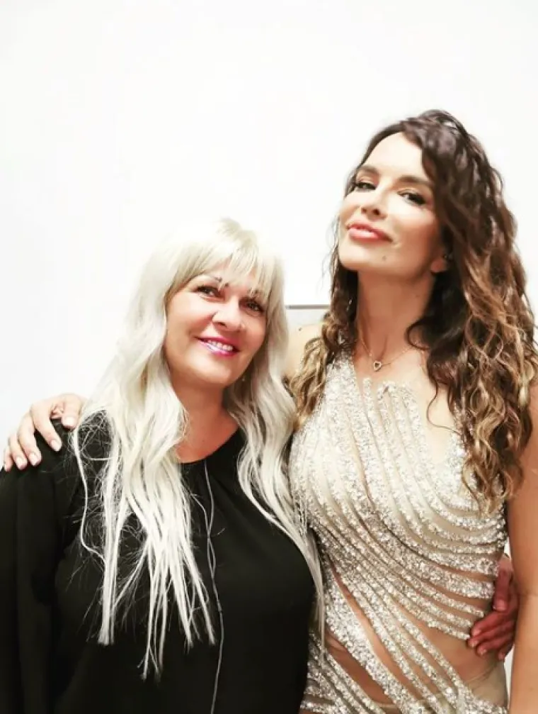 "Usput sam, naravno, zavr&scaron;ila i ta dva razreda srednje &scaron;kole, imala i svoj bend, svirala sam. Grupa se zvala &bdquo;Hod&ldquo;, bio je tu Ranko Adorić. Repertoar od rock and rolla do zabavnih pjesama. Paralelno sam radila u jo&scaron; jednom bendu koji se zvao Duga. Počela sam tada i pjevati. Sjećam se, svi pravi splitski bendovi vježbali su na jednom mjestu u tehničkom klubu mladih. Bili su tu Gibonni s &bdquo;Osmim putnikom&ldquo;, Gra&scaron;o, Marijan Ban s &bdquo;Dalekom obalom&ldquo;, Neno Belan, Đavoli", priznala je u jednom intervjuu. 