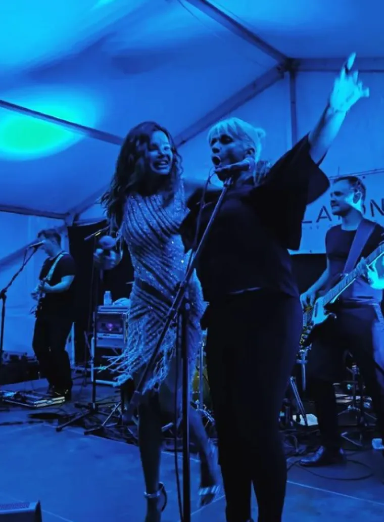 Godine 1990. rodila je sina Duju, no kad je postala majka nije prekinula posao ni u &scaron;koli ni u bendovima: "Silno mi je pomagala moja majka u odgoju Duje. Odlučila sam da neću tada ići na akademiju. Jednom, sasvim slučajno, pozvana sam od jednog prijatelja da pjevam B-vokal u studiju. U&scaron;la sa prvi put u studio i od tada praktički  ne izlazim iz njega. Bila sam godinama najtraženiji B vokal kod nas. Nema pjevača s kojim nisam radila", rekla je Alenka jednom prilikom. 