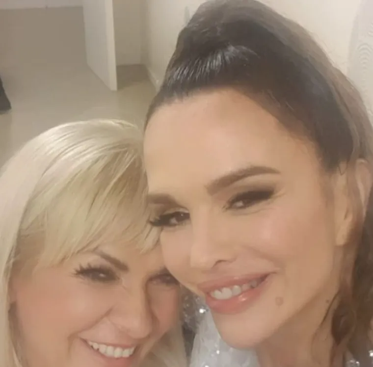 Ispričala je i kako je izgledao njen prvi susret sa Severinom: "Tamo 1996./97.g., Tonći Huljić mi je predložio da dođem svirati u Magazin. Tada je Gra&scaron;o upravo počeo sa samostalnim nastupima. Tada je moj Duje počeo ići u &scaron;kolu. Uvečer bi s njim radila pa do kasno  u noć snimanja u studiju, malo sna i onda opet pravac Imotski. Odmah nakon zavr&scaron;etka nastave u Imotskom trka na autobus za Split kako bih dočekala svog Duju. Naprosto sam u svemu uživala jer sam bila sigurna i u svoju najbolju prijateljicu  i kumu Anitu i njenu mamu koji su mi također pazili na Duju sve do dvanaeste godine. U dogovoru s Huljićem krenula sam s Magazinom. Tada je već i Jelena Rozga počela pjevati. Sve se to tako zahuktalo da smo radili non stop punom parom, s koncerta na koncert. Sjećam se da smo jednom u prosincu odradili čak 21 koncert. Pa Amerika, Kanada, mnoge europske zemlje, Bosna i Hercegovina, cijela Hrvatska. Svirala sam klavijature i usporedo pjevala s Jelenom. Bilo nam je super u Magazinu. Paralelno sam radila i velike koncerte s ostalim pjevačima. Kad sam radila  onaj koncert s Oliverom u pulskoj Areni do&scaron;la je Severina i onako poduzetna tražila je poimenično ljude za svoj bend. Pitala je moju ekipu želimo li svirati s njom. Ponudila nam je dobre uvjete. Kako je ona bila i moja prijateljica iz glazbene &scaron;kole pristala sam, s tim &scaron;to sam se vrlo uljudno i prijateljski nakon tri mjeseca rastala od Magazina. Ostali smo veliki prijatelji. Krenula sam sa Severinom i evo tako punih trinaest godina". 