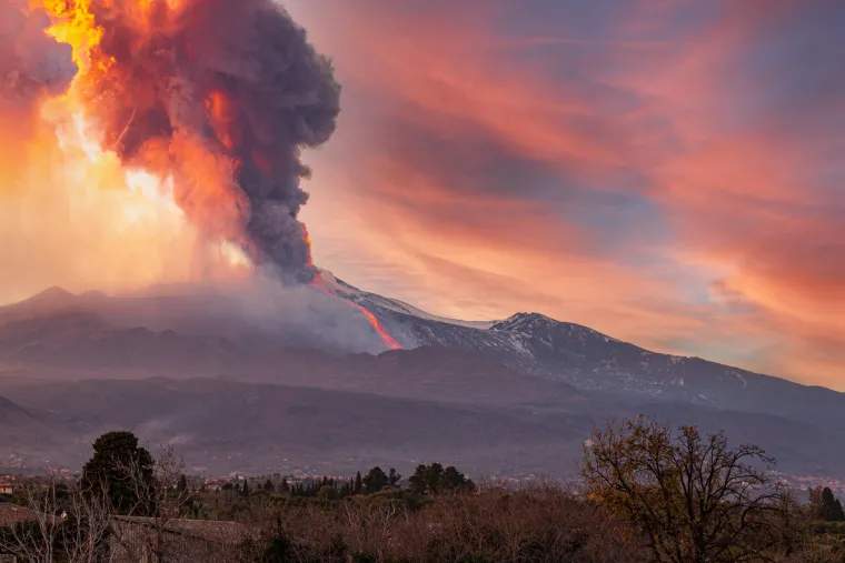 "Moja je mama odrasla u ruralnom dijelu države Washington, nedaleko od stratovulkana Mount St. Helens. U svibnju 1980. godine, kad je imala 15 godina, ona i prijateljica i&scaron;le su na rodeo kad je počeo padati pepeo. Nisu znale &scaron;to učiniti, pa su oti&scaron;li do mjesta gdje je radila prijateljica moje mame. Kad su stigle tamo, mama je rekla da ne vidi svoju ruku ispred lica. Moja se mama na kraju vratila u kuću svoje prijateljice i nije mogla kontaktirati svoju obitelj tri dana jer su dalekovodi bili uni&scaron;teni. Ona je opisala pepeo kao sivi snijeg koji se nije mogao otopiti. Moj djed je tada skupio 16 golemih staklenki pepela, a jednu od njih moja obitelj drži na polici. Moja mama kaže da joj je to bio jedan od najstra&scaron;nijih dana u njenom životu."