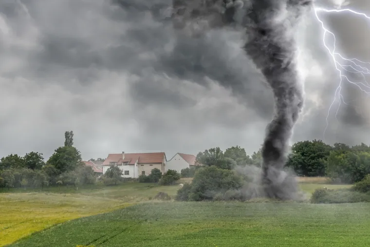 "Užasno sam se pla&scaron;io oluja sve dok nisam preživio tornado kad sam imao 12 godina. Moji roditelji su bili u trgovini i spremala se oluja. Nisam bio previ&scaron;e zabrinut zbog toga, pa sam stavio svoj omiljeni DVD u to vrijeme "Zvjezdani ratovi - Epizoda II: Klonovi napadaju". Sve je bilo u redu dok nije nestalo struje i neću lagati, to me je malo izbezumilo. Sjećam se da je nebo poprimilo najneobičniju nijansu zelene boje, poput one u filmu "Matrix". Dao sam sve od sebe da ostanem miran i sjetio sam se &scaron;to su nas učili da trebamo učiniti tijekom vremenske katastrofe. Stalno sam gledao van i slu&scaron;ao radio dok nisam čuo sirene, a zatim sam oti&scaron;ao do jedinog sigurnog mjesta u na&scaron;em stanu - kupaonice. Nakon otprilike 20 minuta doma su stigli moji roditelji. Rekli su mi da je tornado pro&scaron;ao na pola milje (oko 800 metara) od kuće. Nakon &scaron;to sam to proživio, oluje mi vi&scaron;e nisu toliko smetale. Preživio sam i uragan Michael, a ako bih ba&scaron; morao birati između uragana i tornada, definitivno bih se odlučio za tornado."