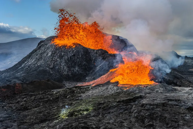 
"Godinama prije nego &scaron;to sam se rodio, obitelj moje majke živjela je na Filipinima u vrijeme erupcije stratovulkana Pinatubo 1991. godine. U početku se nije moglo puno vidjeti jer je pepeo bio posvuda. Dok su ih evakuirali, moj ujak je umro u čudnoj kemijskoj eksploziji. Cijeli taj događaj razdvojio je obitelj moje majke. Njena je mama oti&scaron;la s obitelji, a njen je tata ostao pomoći u otklanjanju posljedica erupcije. Moja mama, koja je u to vrijeme bila 23-godi&scaron;nja samohrana majka, morala je sama krenuti ispočetka. Ona je definitivno jedna od najsnažnijih osoba koje sam ikada upoznao."