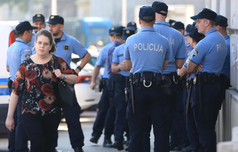 Jake snage MUP-a patroliraju gradom, snimljen i zanimljiv detalj: Jedna gospođa nije dala mira policiji dok joj nisu ispunili želju