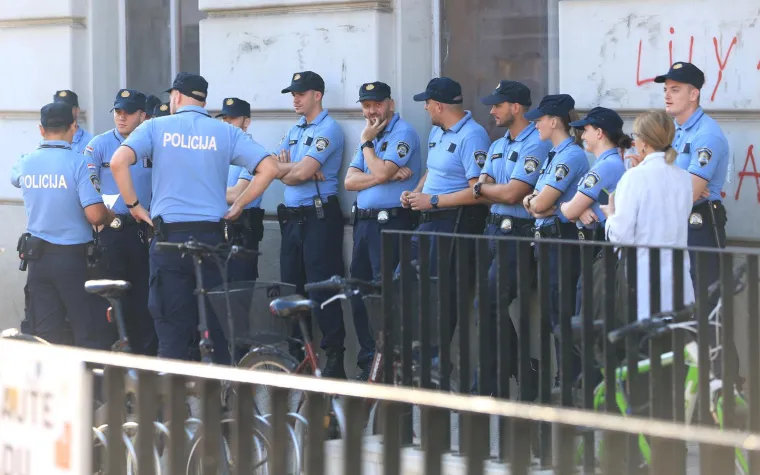 Jake snage MUP-a patroliraju gradom, snimljen i zanimljiv detalj: Jedna gospođa nije dala mira policiji dok joj nisu ispunili želju