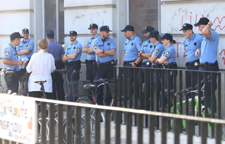 Jake snage MUP-a patroliraju gradom, snimljen i zanimljiv detalj: Jedna gospođa nije dala mira policiji dok joj nisu ispunili želju