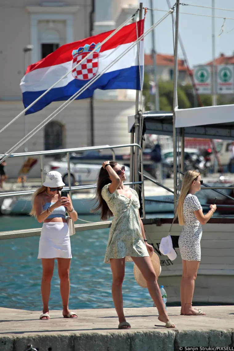Zgodne turistkinje privlačile poglede u Splitu: Sudeći po ovim prizorima, bablje ljeto nikad nije bilo vrelije