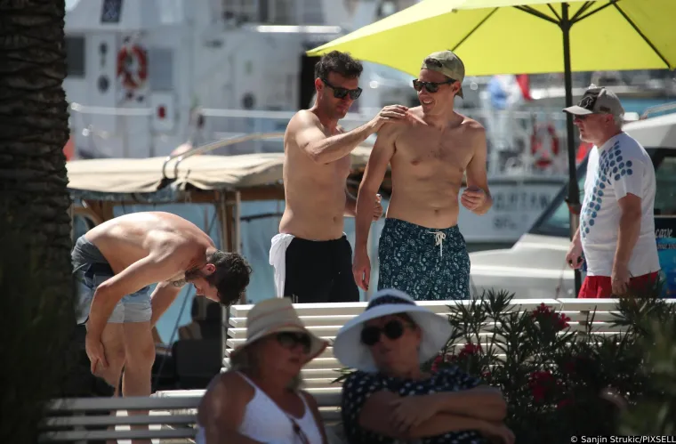 Zgodne turistkinje privlačile poglede u Splitu: Sudeći po ovim prizorima, bablje ljeto nikad nije bilo vrelije