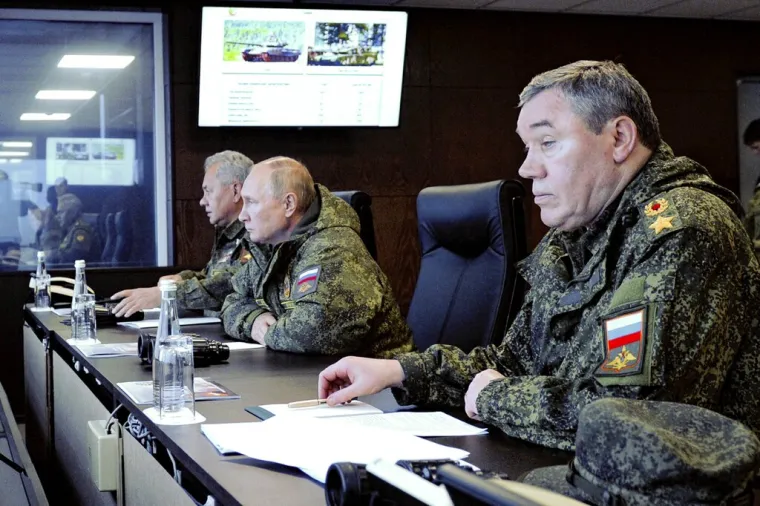 Putin snimljen kako se za vojnih vježbi s Indijom i Kinom na dalekom istoku zafrkava s ministrom obrane