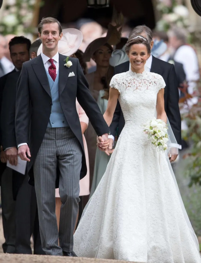 Pippa Middleton s milijarderom Jamesom Matthewsom bila je pet godina u vezi, prije nego što mu je u proljeće 2017. rekla sudbonosno &quot;da&quot;. Sve je očarala kada se pojavila ispred Crkve svetog Marka u Englefieldu u dizajnerskoj vjenčanici vrijednoj oko 82 tisuće kuna.