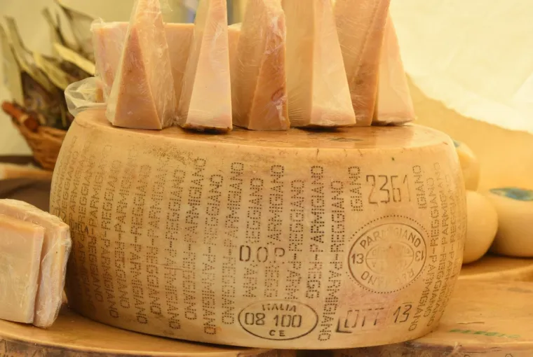 PARMEZAN Stručnjaci predviđaju i nestašicu parmezana zbog suše koja je drastično smanjila razinu vode u talijanskoj rijeci Po, iz koje se vodom ospkrbljuje gotovo trećina talijanskih farmi krava od čijeg se mlijeka proizvodi ta popularna vrsta sira. Da bi tamošnje krave dale mlijeko dovoljno kvalitetno za proizvodnju parmezana, moraju konzumirati velike količine vode. 
