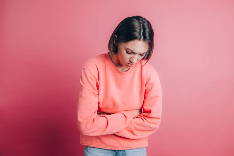 4. Upotreba pojedinih lijekova: Nekoliko vrsta lijekova može izazvati pojavu &quot;spotting“ krvarenja, uključujući:
hormonsku terapiju, tamoksifen (lijek za rak dojke u ranoj fazi), terapiju za krvni tlak, određene antidepresive i antipsihotike, pilule za hitnu kontracepciju. Uvijek se konzultirajte s liječnikom prije nego što prestanete uzimati bilo koje propisane lijekove.