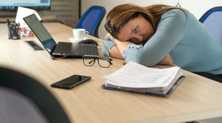 Zbog toga se javljaju se nervoza, razdražljivost, osjetljivost i ostale promjene na emocionalnom planu. Također, zbog potrebe tijela da se tijekom ovulacije pripremi za potencijalnu trudnoću, javlja se i povećana potreba za hranom kako bi tijelo sačuvalo masti koje su mu potrebne za pravilno funkcioniranje.