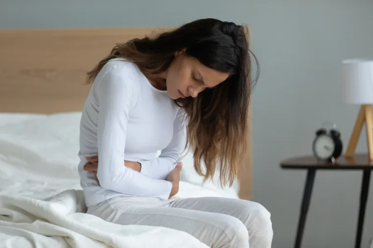 U periodu između menstruacija, mnoge žene imaju oskudna, točkasta krvarenja, poznata i kao &quot;spotting“ krvarenja. Upravo tako se definiraju sva takva vaginalna krvarenja do kojih dolazi u bilo koje vrijeme osim tijekom očekivanog termina menstruacije. Te epizode ​​uglavnom traju kraće i lakših su simptoma u odnosu na redovan tijek menstruacije. Međutim, ovisno od uzroka krvarenja, nije nemoguće da se pojave još neki simptomi, poput grčeva, bola i neugodnosti, koji u potpunosti podsjećaju na menstrualne.