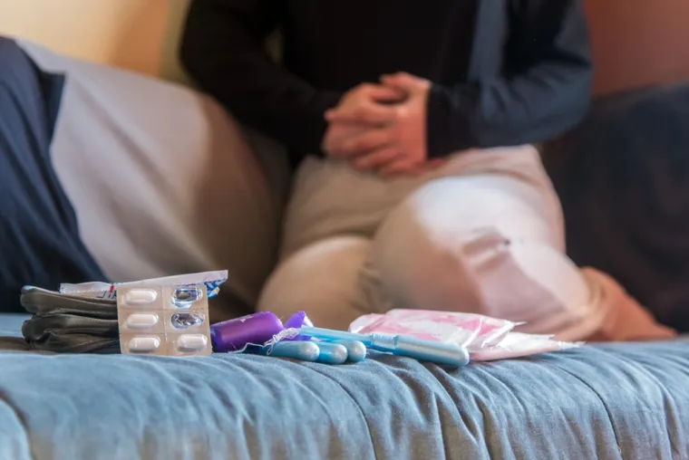 8. Perimenopauza i točkasta krvarenja: Tokom perimenopauze, nivoi hormona variraju. Uz promjene u menstrualnim ciklusima, koje su očekivane, često dolazi i do povremenih krvarenja. Međutim, za razliku od nekih drugih problema, krvarenja se ne smatraju normalnim dijelom perimenopauze. Zato je potrebno iz predostrožnosti se javiti liječniku. Ostali simptomi perimenopauze uključuju vaginalnu suhoću, probleme sa spavanjem i valunge. Na sve se u dobroj mjeri može utjecati lijekovima, prirodnim preparatima, hormonskom terapijom i promjenama u načinu života.