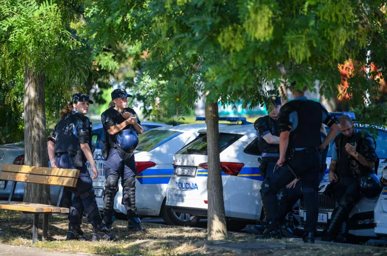 Ogorčeni simpatizeri Dinama pojavili se gradonačelniku Tomaševiću ispred radnog mjesta, policija sve nadzirala