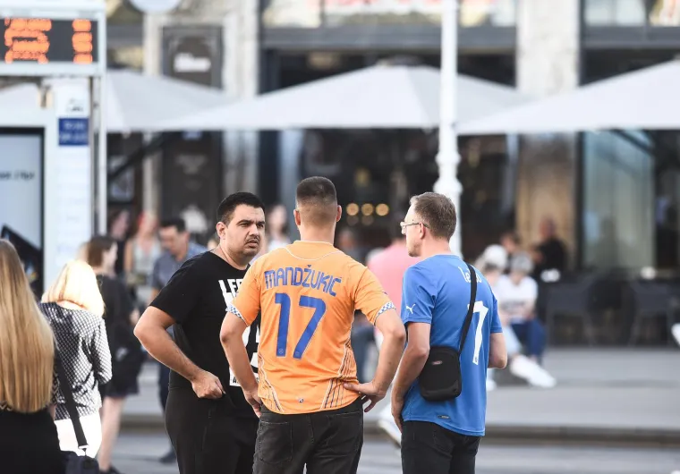 Atmosfera se zahuktava, ulice grada preplavili su Dinamove pristalice i interventna policija: Kamere uhvatile zanimljive prizore