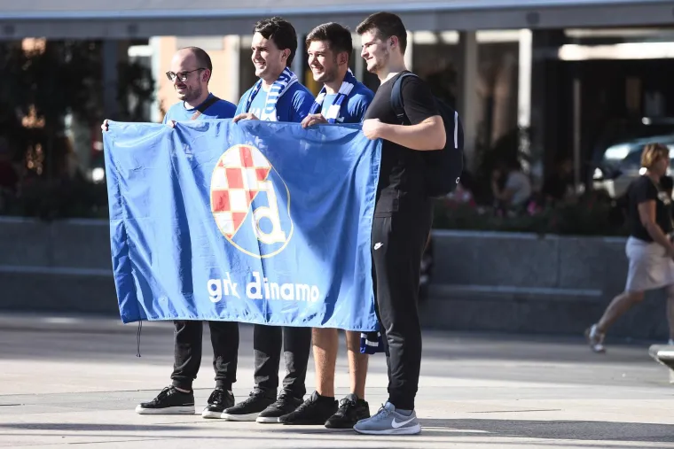 Atmosfera se zahuktava, ulice grada preplavili su Dinamove pristalice i interventna policija: Kamere uhvatile zanimljive prizore