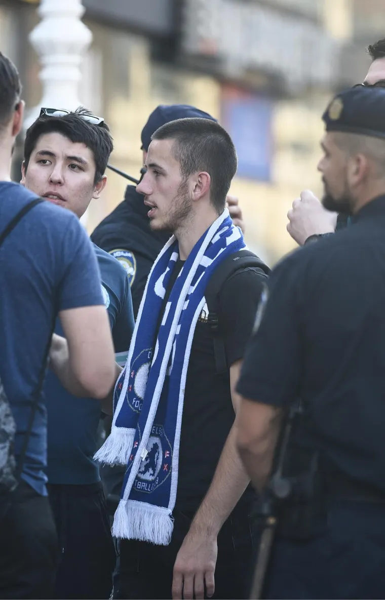 Atmosfera se zahuktava, ulice grada preplavili su Dinamove pristalice i interventna policija: Kamere uhvatile zanimljive prizore