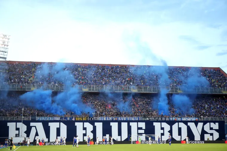 Boysi bakljadom zaplavili Maksimir! Planula i zastava UEFA-e