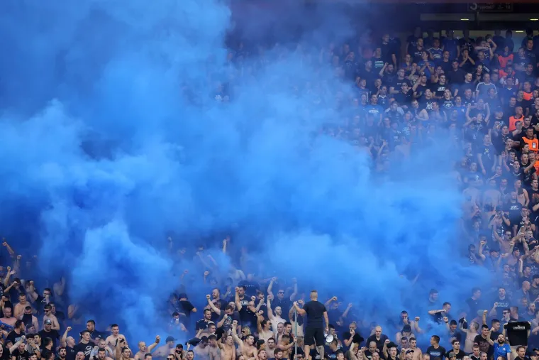 Boysi bakljadom zaplavili Maksimir! Planula i zastava UEFA-e
